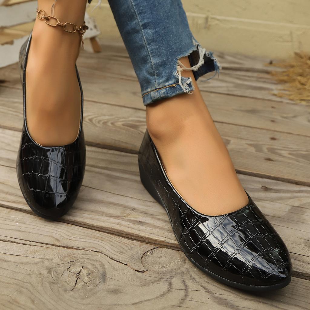 Large size casual flat-bottomed Doudou shoes 2025 spring new pointed soft sole outer wear shallow single shoes women