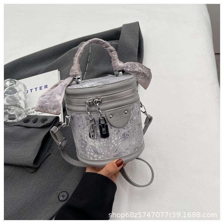 Textured small bag women's 2025 foreign style new Korean high-value shoulder bag going out portable messenger bag cylinder bag