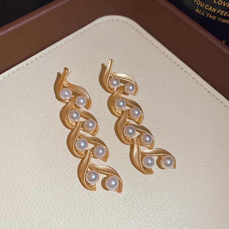 

Meier Vintage-inspired geometric pearl earrings and necklace set - unique & high-end jewelry collection