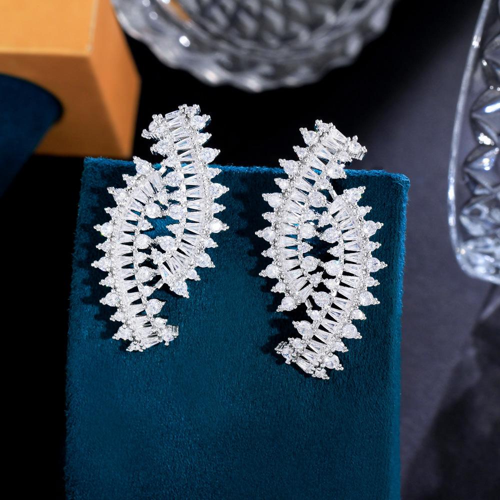 

Catwalk Light Luxury Full Diamond Hollow Inlay Popular Earrings Temperament Personality Symmetrical Zircon Earrings Earrings