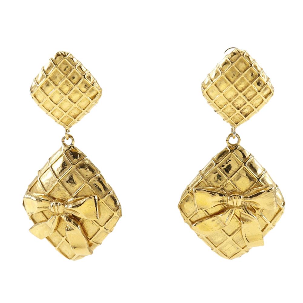 CHANEL quilting Earring gold Plated Gold Square 43.9g Women Used