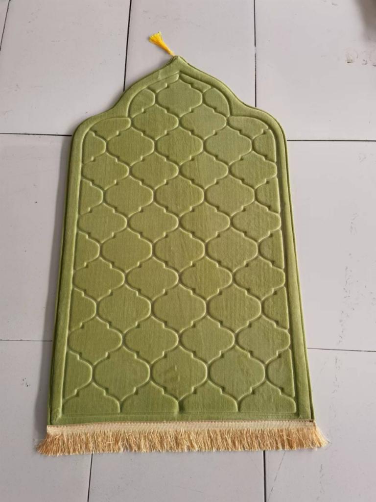 Flannel Prayer Mat for Muslim Ramadan Thick Printing Carpet Worship Kneel Embossing Floor Carpet Non-slip Soft Travel Prayer Rug
