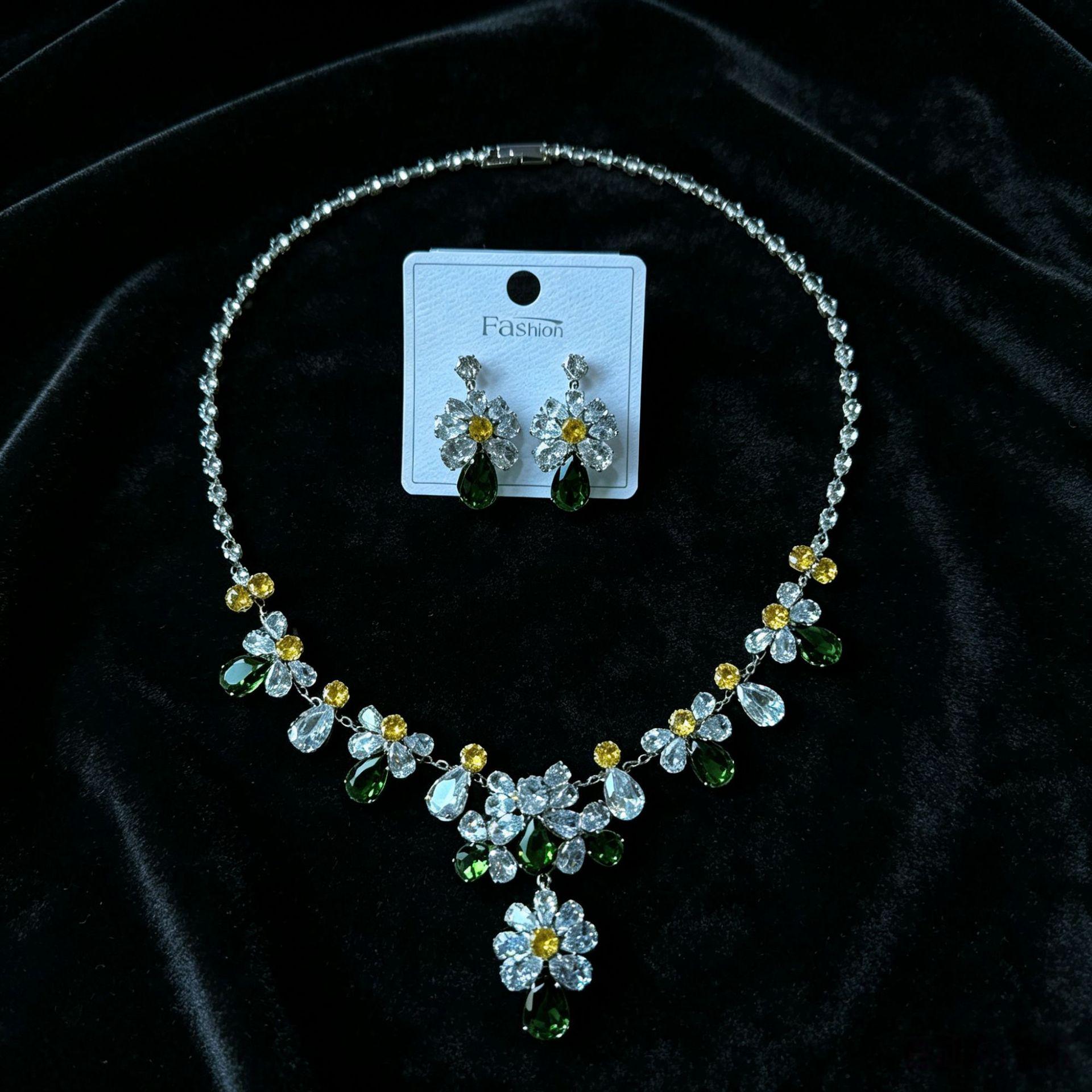 European & American Retro Floral Cubic Zirconia Necklace & Earrings Set зелёный