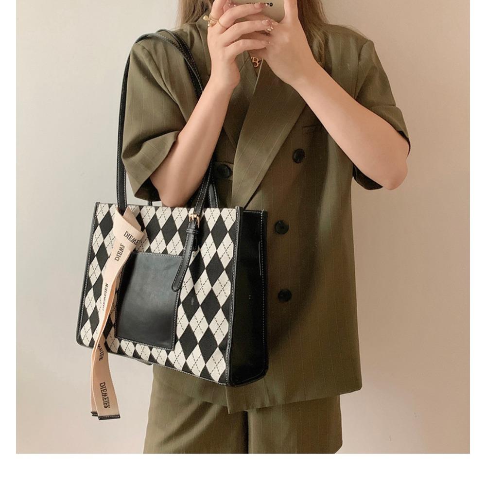 

Офисные работники ездят на работу и обратно, выбирая новые вместительные сумки контрастных цветов и универсальные сумки-тоут высокого класса