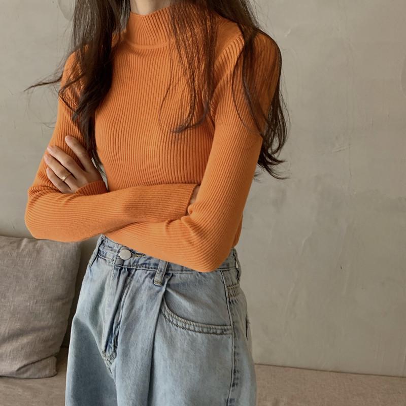 

Жіночий чорний в’язаний приталений светр із серединою горловини – новий стиль осінь/зима 2022 Small