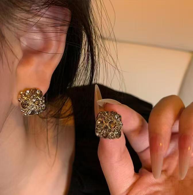 

Luxurious Minimalist Square Brown Zircon Stud Earrings with Inlaid Diamonds - Exquisite High-End Design. золотой