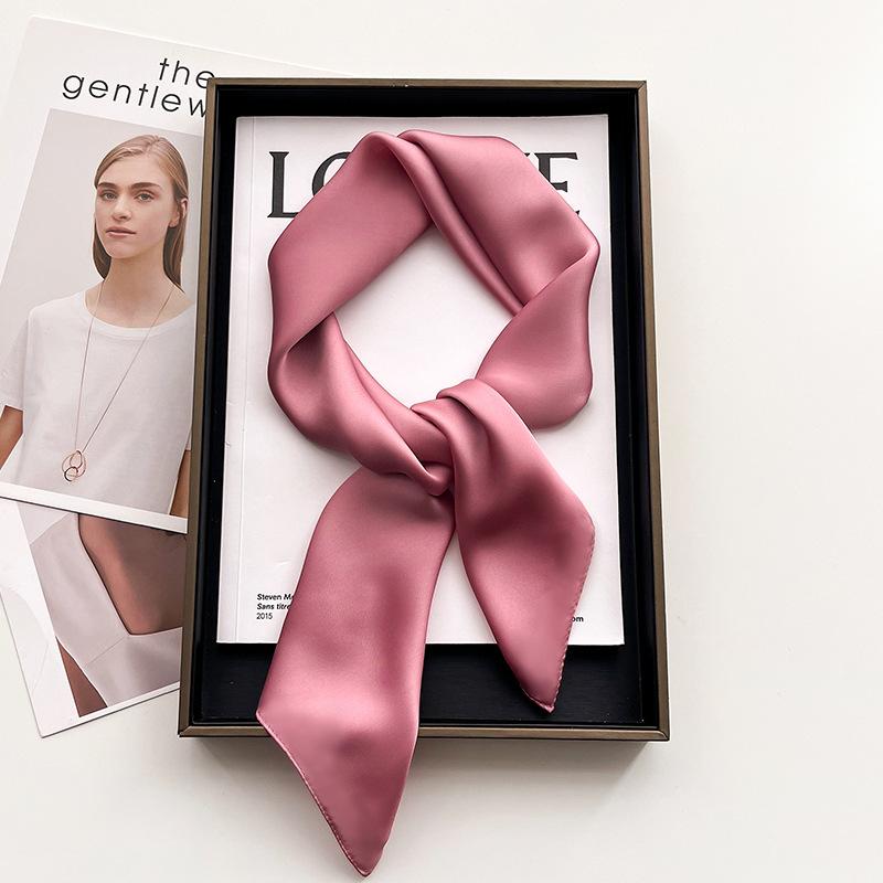 Melkehvit lite firkantet skjerf silkeskjerf 70x70cm