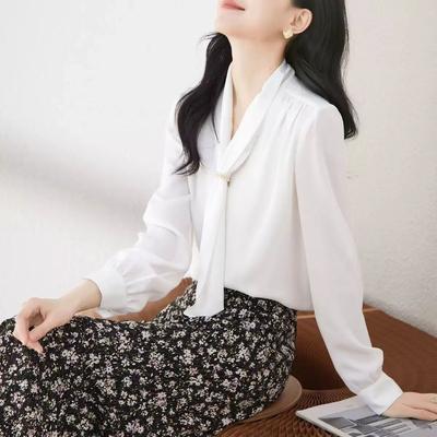 Schicke und bequeme Chiffonbluse mit knitterfreiem Bandausschnitt