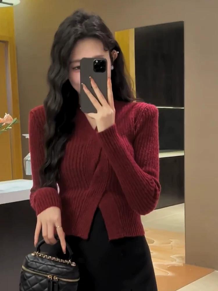 Dragon Year Chic and Beautiful Red V-neck Autumn and Winter Sweater