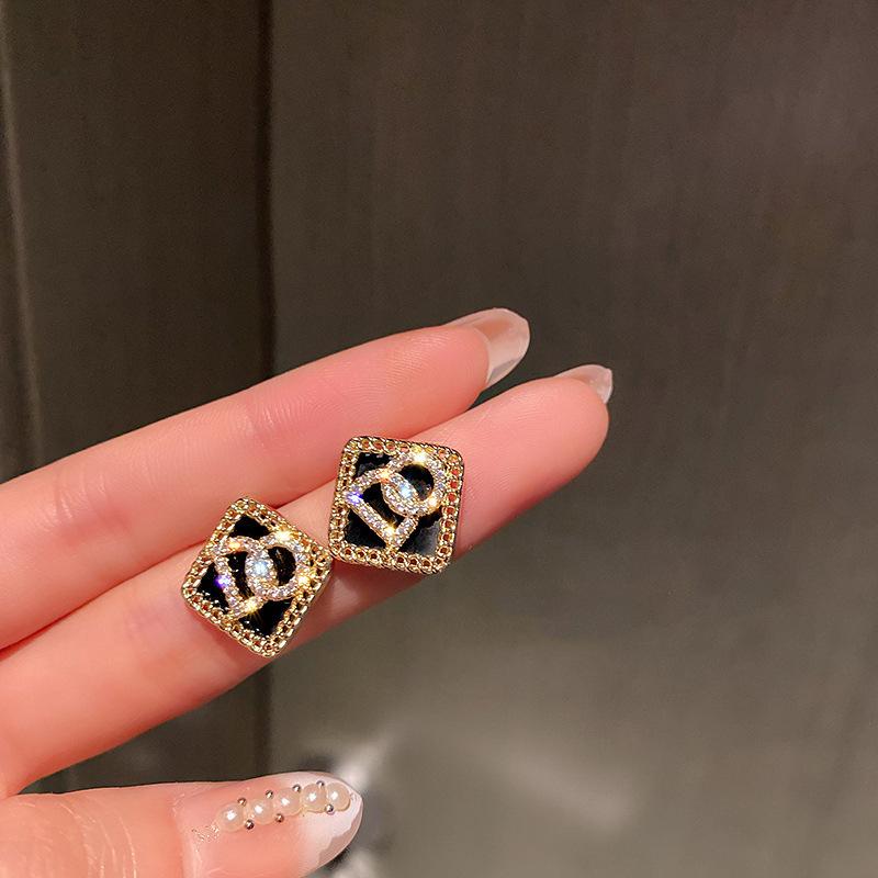 

Retro Pearl Letter Love Earrings Dark Wind Niche Personality Earrings Internet celebrity New Earrings Women