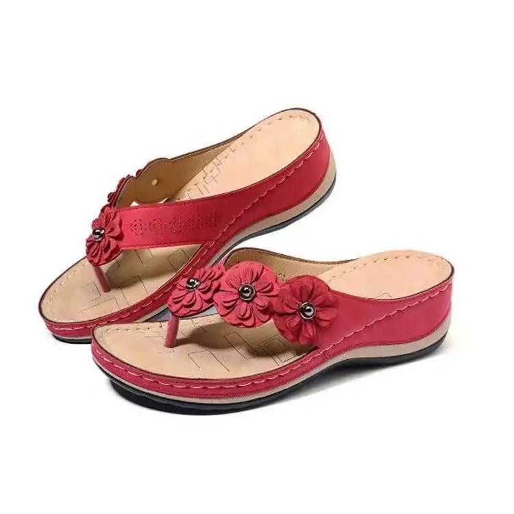 Exquisite Damen Keilsandalen mit Blumendekor, lässige Zehensteg-Flip-Flops mit dicker Sohle, bequeme Sommer- und Frühlingssandalen