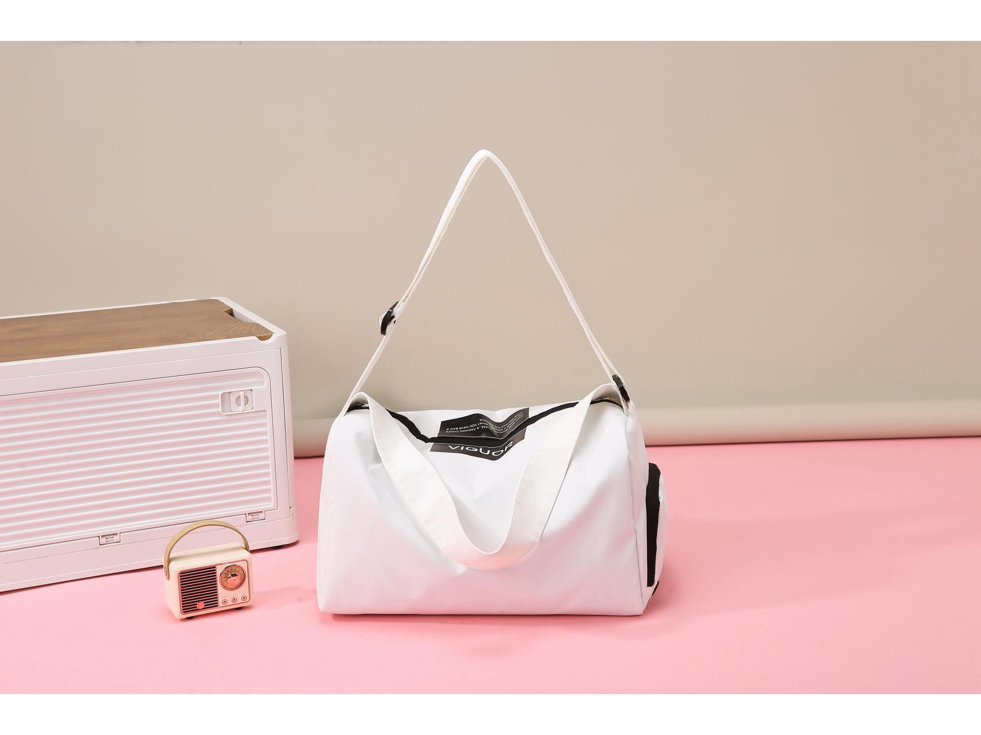 

Korean Minimalist Textured Lightweight Sports Crossbody Bag – Trendy, Large Capacity Travel and Commuter Bag белый