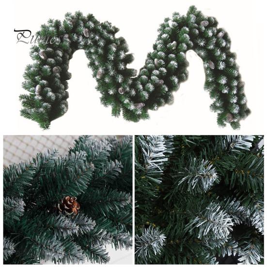 Realistisches weihnachtliches grünes Rattan, besprüht mit weißer Spitze, dicht, schafft Atmosphäre, Dekoration für den Weihnachtsbaum