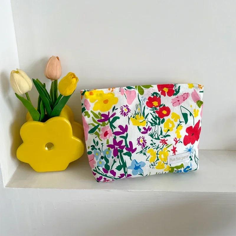 Cosmetic Toiletries Storage Bag Lipstick Bag Travel Fashion Women Ins Vintage Floral Clutch Zipper Makeup Bag Organizer Pouch