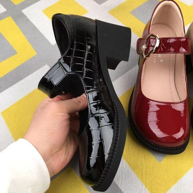 

New women s shoes temperament glossy single shoes summer sandals patent leather square root thick heel with fashionable and comfortable shoes 35 чорний