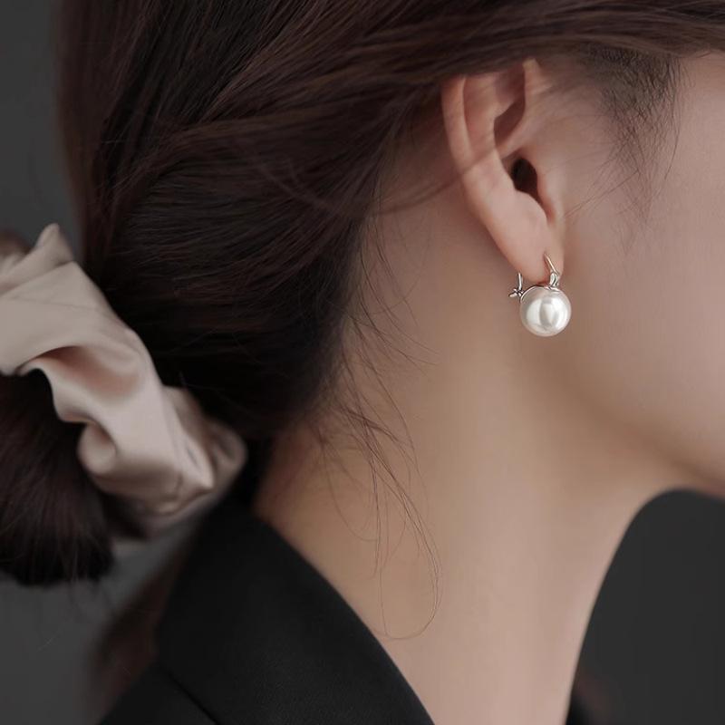 Pearl Earrings Female Light Luxury Wind Fashion Design Simple Pearl Earrings for Women Suitable for Birthday Party Gifts Senior Sense of Earrings