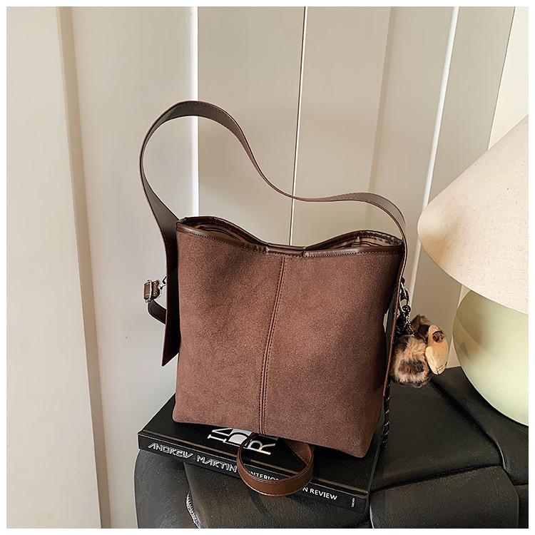 Commuter retro matte bag women's 2025 new pendant versatile tote bag fashion shoulder underarm bucket bag