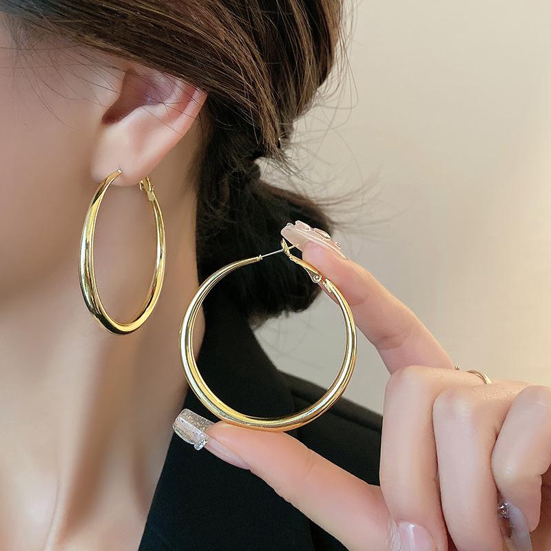 Modische übertriebene große Creolen für Damen Glatter Statement-Schmuck Femme Ohrringe