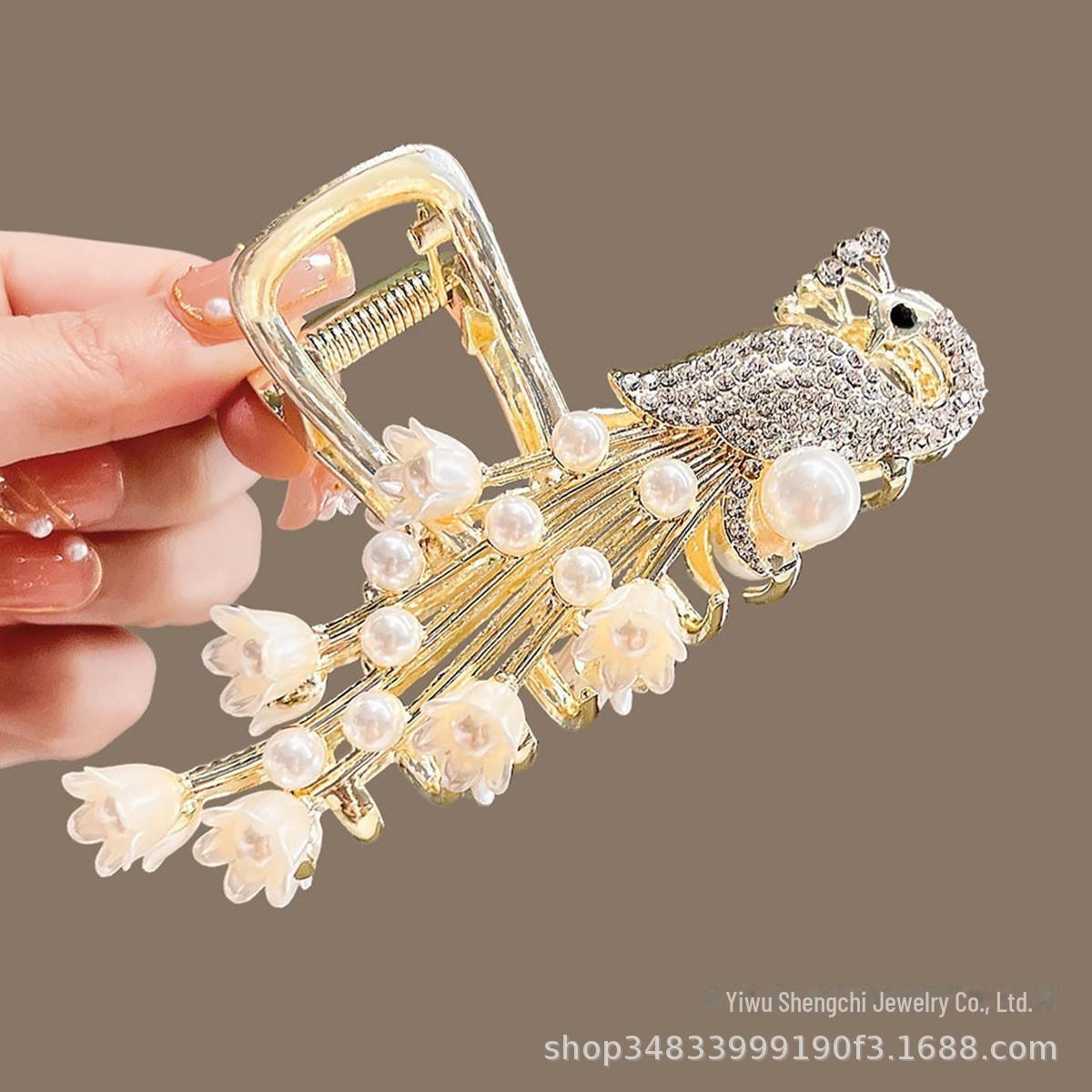 

Заколка для волос «Акула» с жемчугом и стразами «Лилия долины»