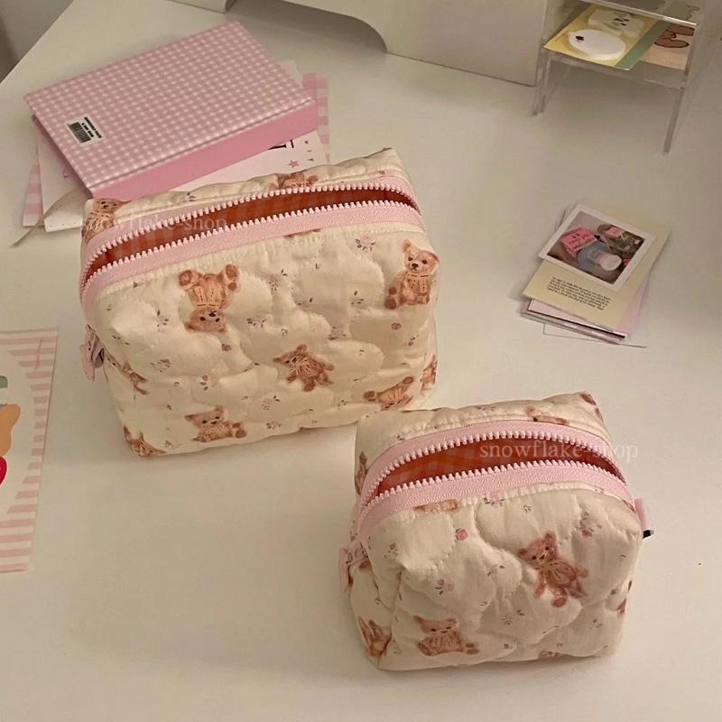 

Косметичка в виде стеганого медведя Xiaohongshu: Высококачественный мешок для стирки с бережным принтом Medium