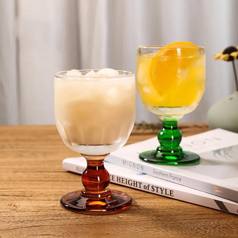 Jednoduché retro křišťálové skleněné kelímky na koktejly, whisky, víno a domácí studené nápoje, džus, průhledné kelímky