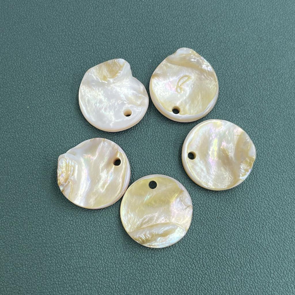 20Pcs, Natural Shell Beads with Holes, Bohemian Handcrafted Round Loose Beads, 2cm, for DIY Necklace Pendants, Jewellery Making, and Festive Crafts