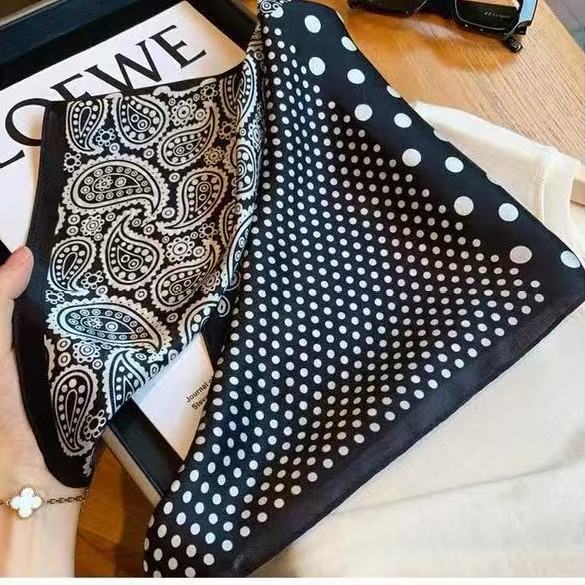 Luxury Silk Scarfs Square Scarf Korean Fashion Kerchief Popular Silk Scarves Bandanna Wraps Scarf Decoration Shawl 70*70Cm