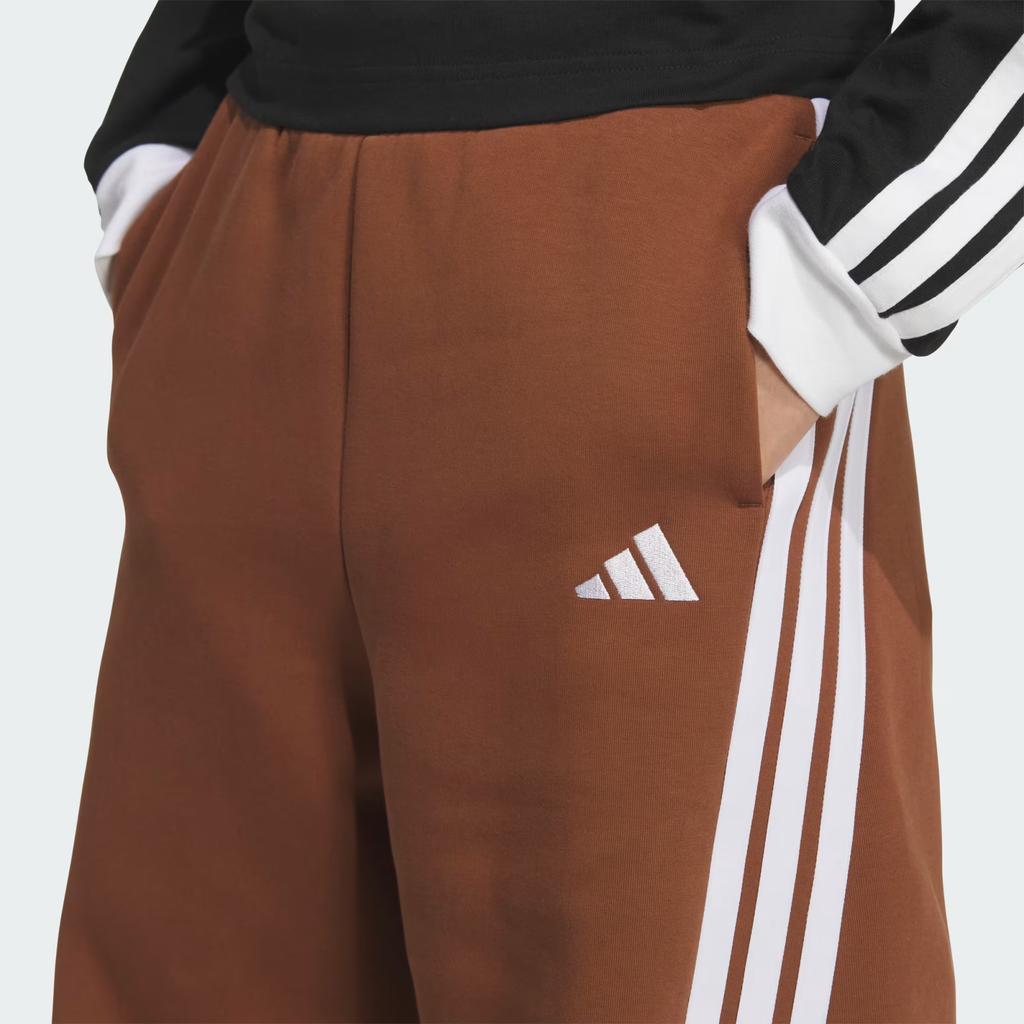 adidas Spodnie damskie luźne casualowe w paski z logo marki z kokardą KG3856
