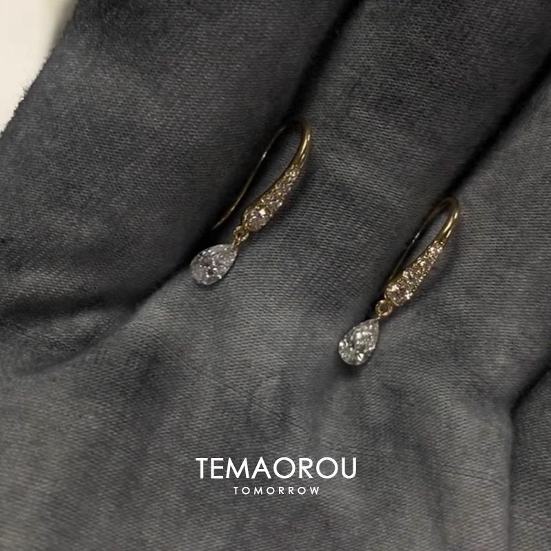 Ohrringe aus 18 Karat Gold mit Zirkonia-Quaste in Tropfenform – elegantes, leichtes Luxus-Design