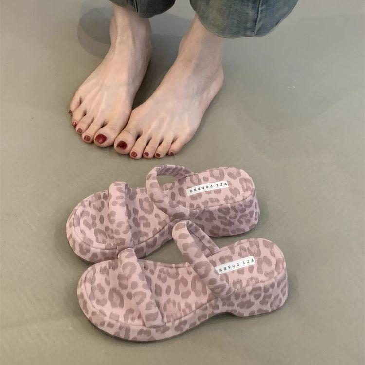 Niche leopard print cool slippers women's shoes outer wear 2025 new models with skirts, wedges, thick soles to increase height, Roman word sandals