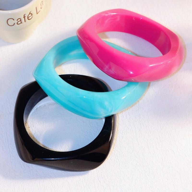 Unregelmäßiges Acryl Quadrat Armband für Frauen Mädchen Geometrischer Armreif Geschenk Sommerschmuck Dekoration