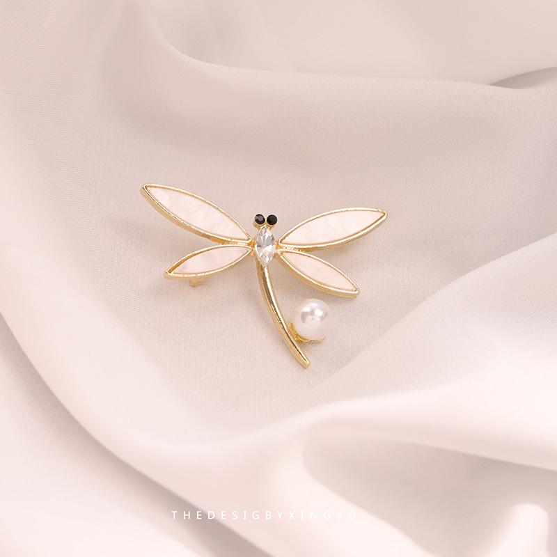 Broche Elegante de Pérola Dourada e Espiga de Trigo: Acessório Versátil e de Alta Qualidade para Mulheres