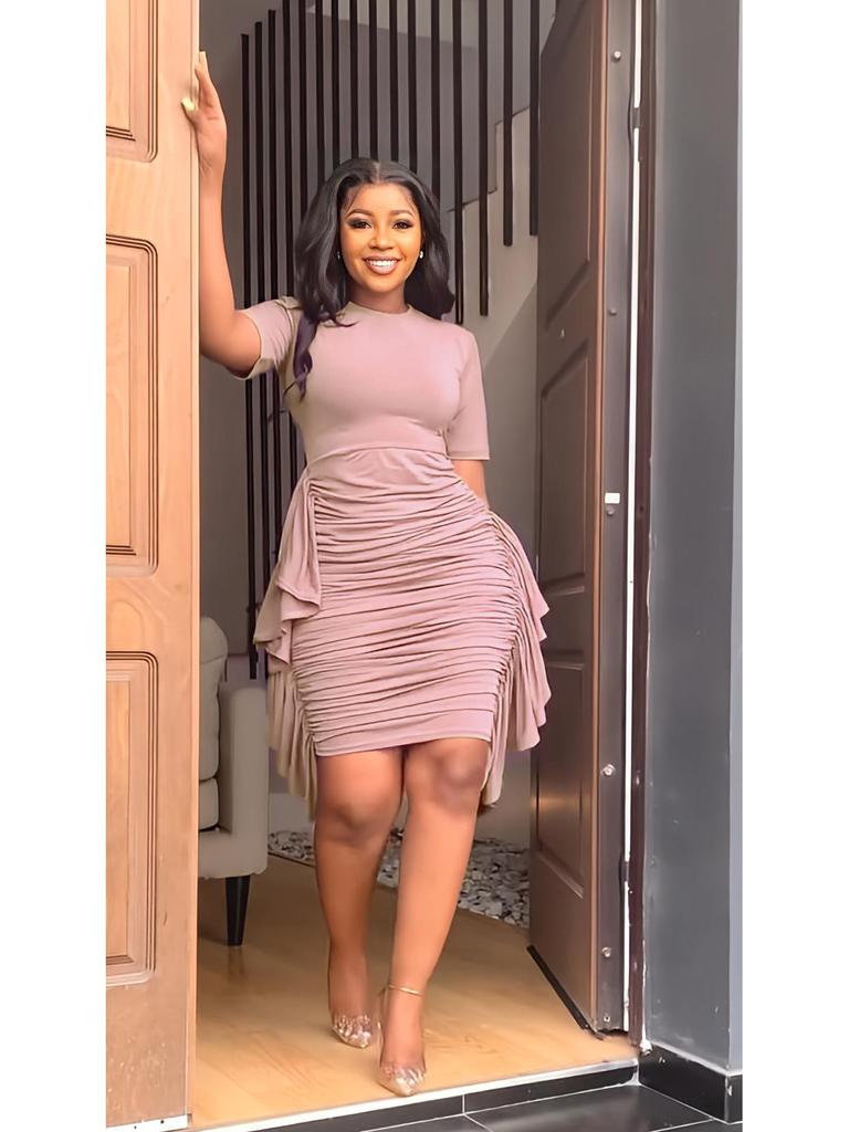 Evropské a americké nepravidelné volánové plisované zeštíhlující šaty