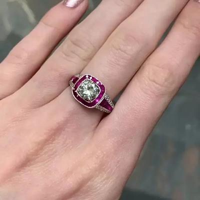 Huitan Vintage Rote CZ Ringe für Damen Schlichtes und Elegantes Design Retro Party Wunderschöne Damenringe Jubiläumsgeschenk Neuer Schmuck