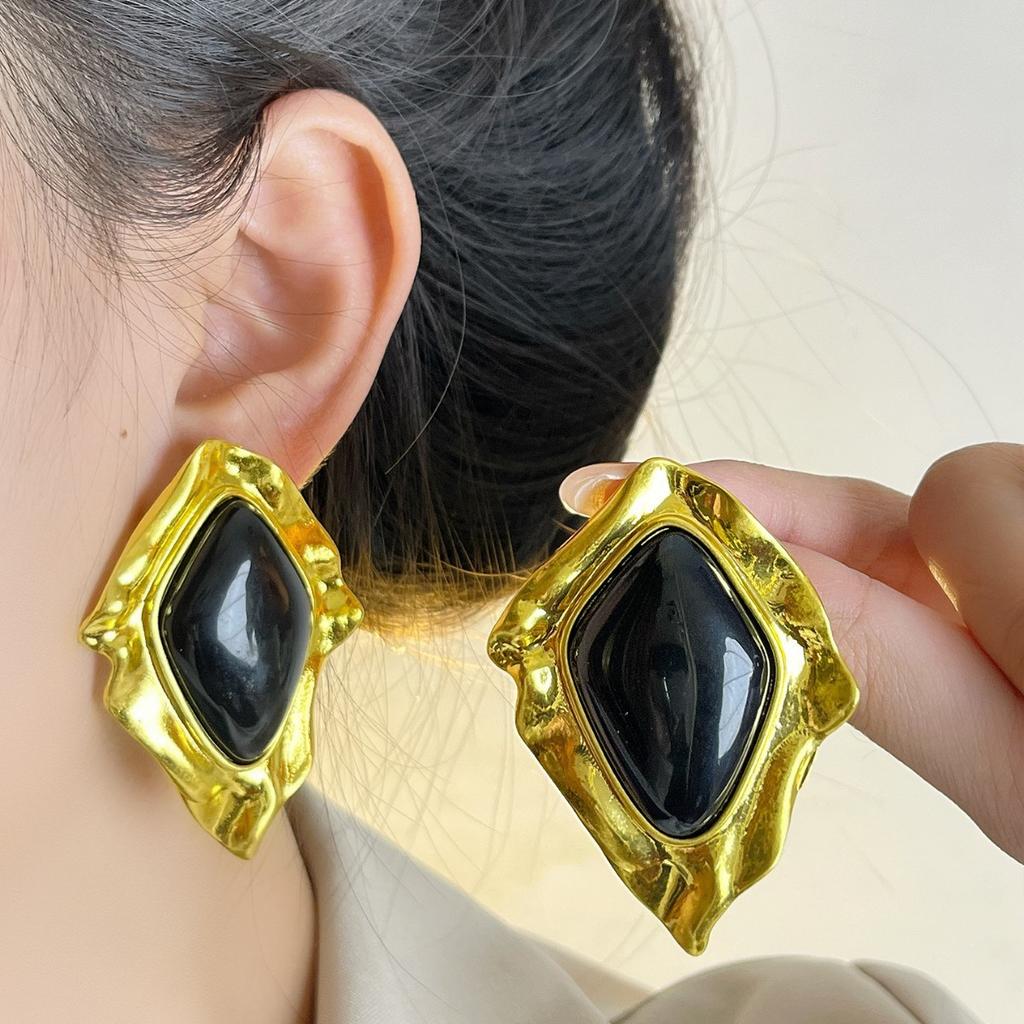 Retro, Light Luxury And High-end Geometric Leaf Pleated Diamond Gemstone Earrings, Fashionable And Elegant Heart-shaped Earrings For Women.