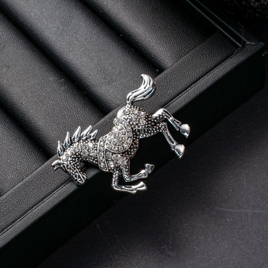 Spilla Cavallo al Galoppo con Strass Retrò: Spilla Animalier di Lusso di Alta Gamma, Gioielleria Creativa Europeo-Americana