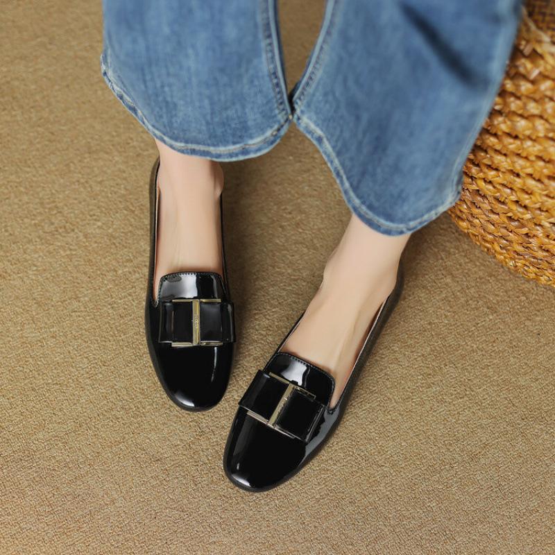 

Casual solid color patent leather soft sole non-slip and comfortable new one-pedal cowhide women s shoes four seasons low heel leather single shoe 39 чёрный
