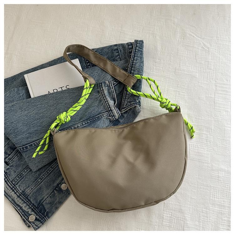 Neue geflochtener Riemen Trendige virale Umhängetasche Mode Schulter Knödeltasche