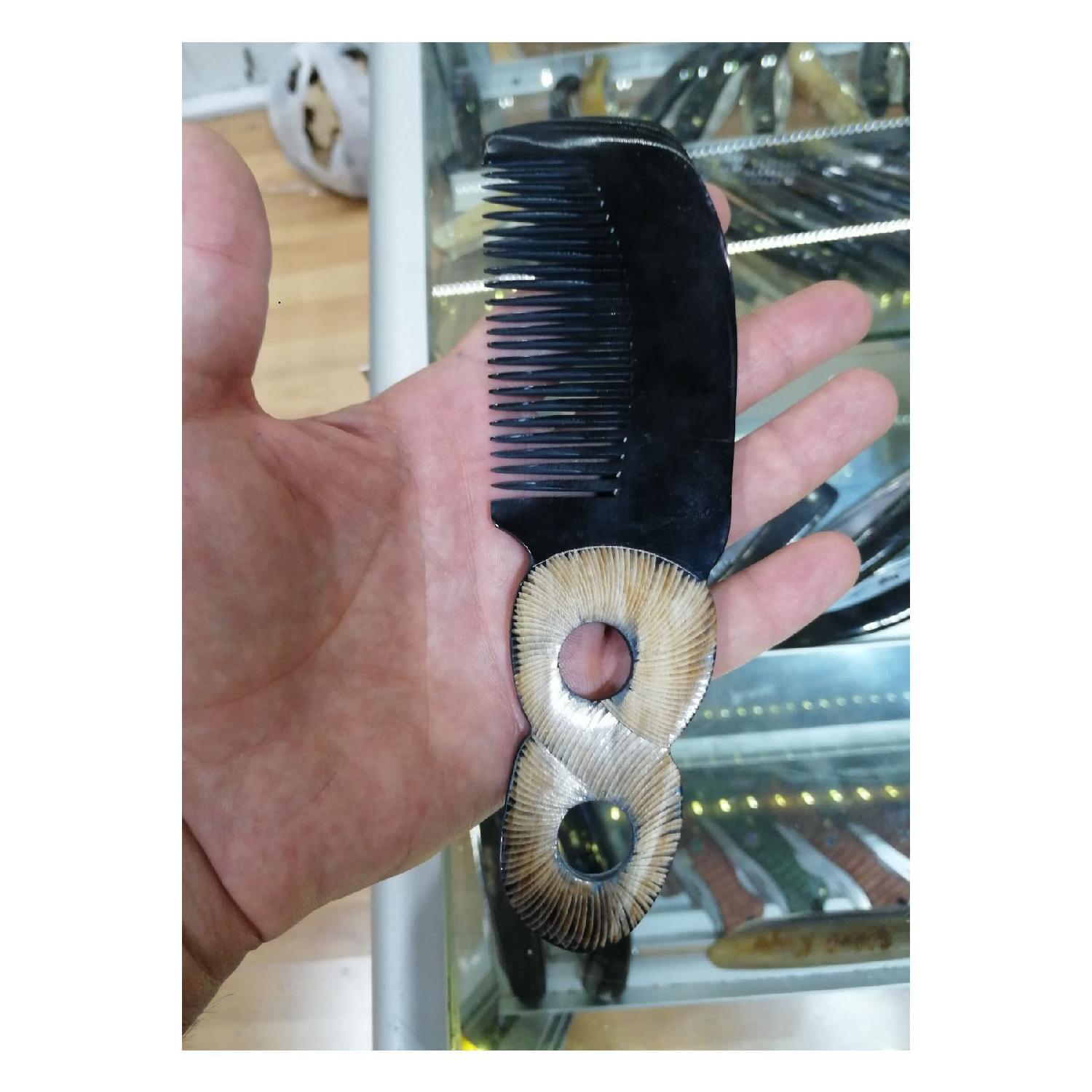 

Mandate Horn With Bone Comb Motif Keratin Effect білий