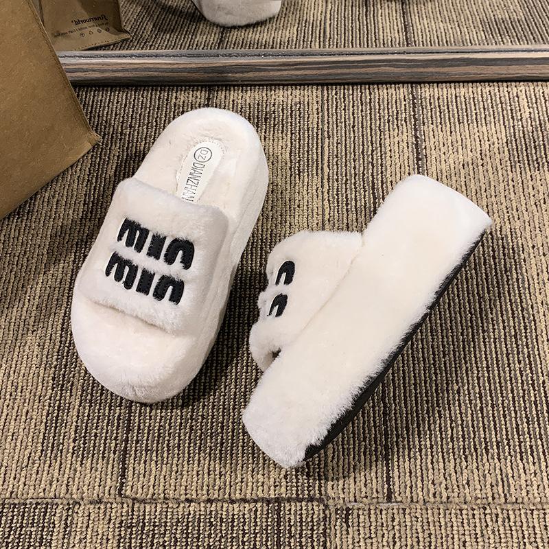 

Thick-soled fluffy slippers for women s outer wear 2025 new autumn and winter 8CM casual fashion plush letter height-increasing cotton slippers 40 бежевый