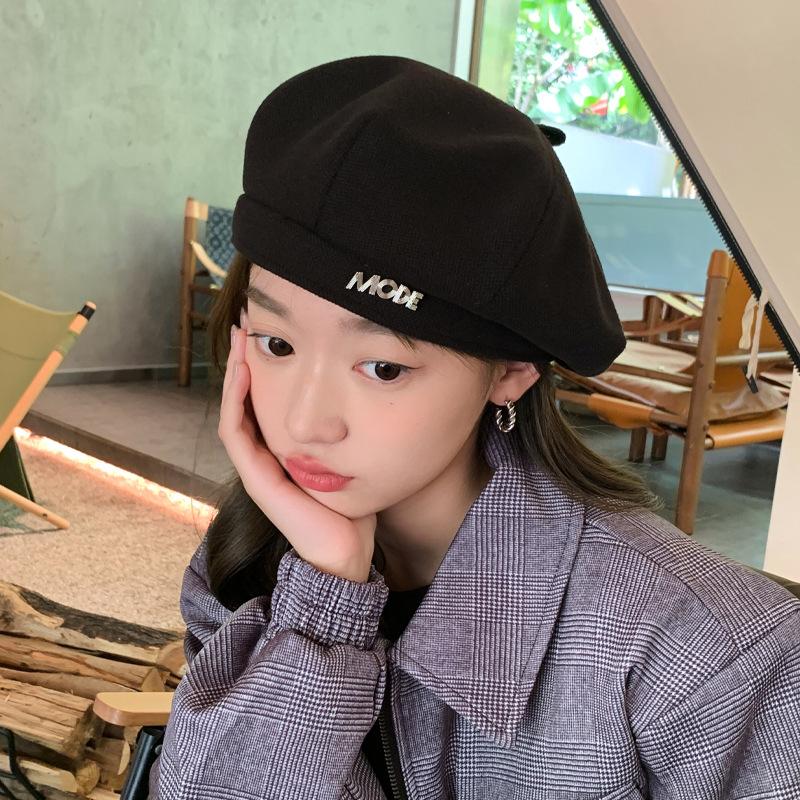 Version of Autumn and Winter New Hat for Women with High End Metal Letters Logo Beret Big Head Circumference Showing Face Little Painter Hat Trend