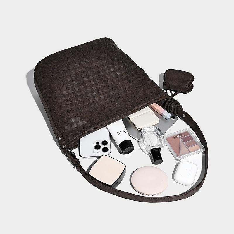 Niche Design Fashion Woven Bucket Bag for Women 2025 New Versatile Casual Lazy Style Commuter Shoulder Bag