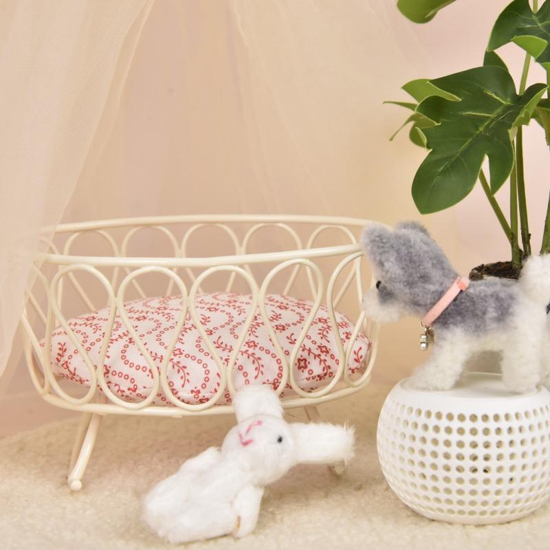 1:8 Scale Mini Cast Iron Cradle with Cotton Floral Cushion Suitable for OB11 BJD Decorative Scene  Accessories Desktop Ornament