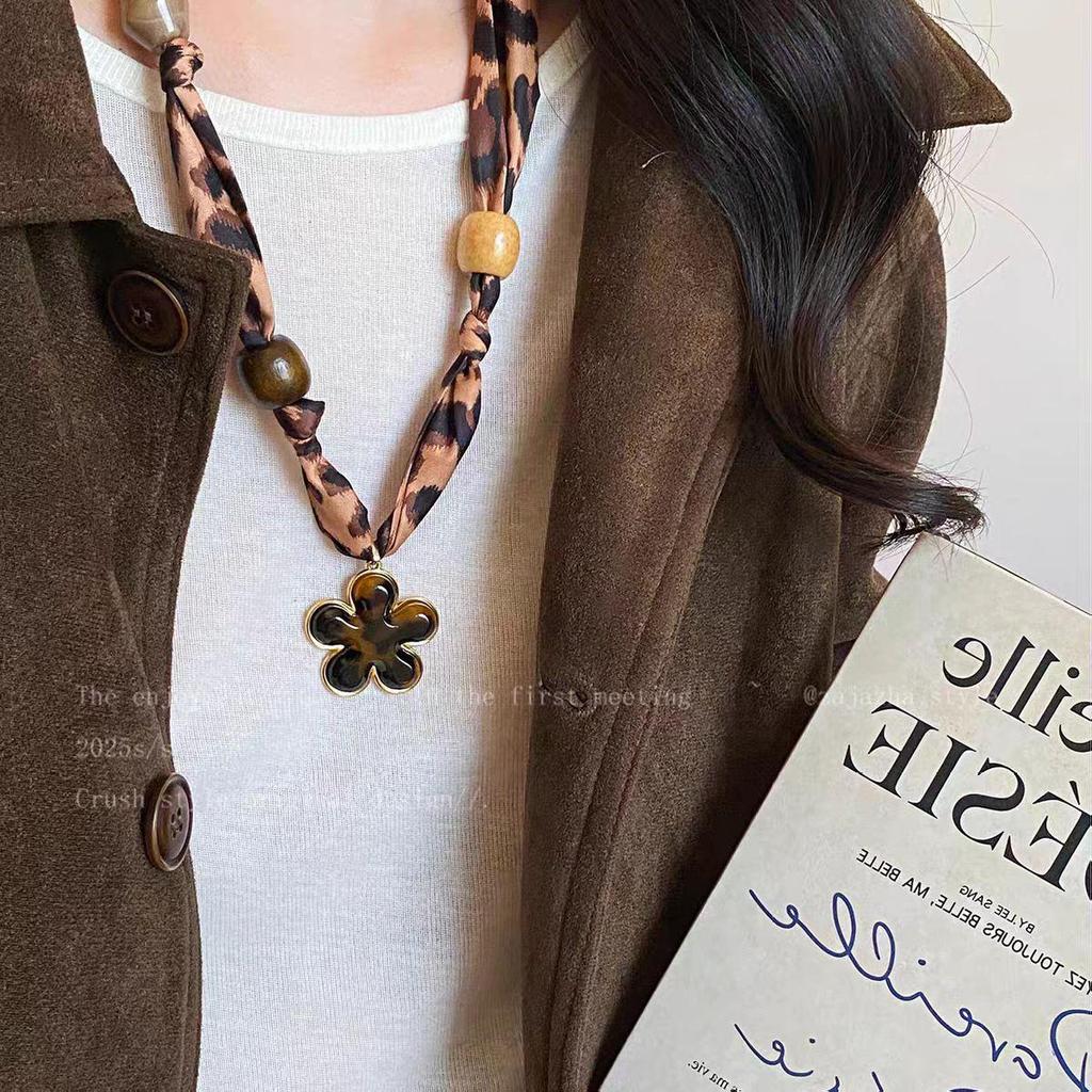 Meillard Damen Leopardenmuster Seidenschal Halskette mit Stoffblume und einzigartigem Kordelzug-Design