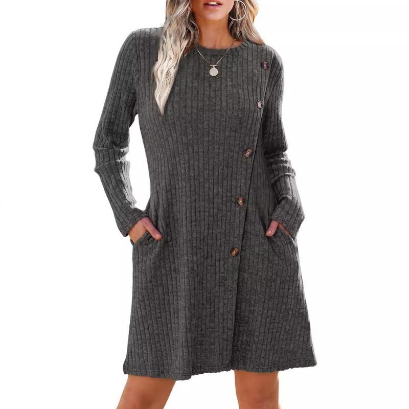 Rundhalskleid mit langen Ärmeln, Seitentaschen mit Knöpfen und einer gerafften Taille