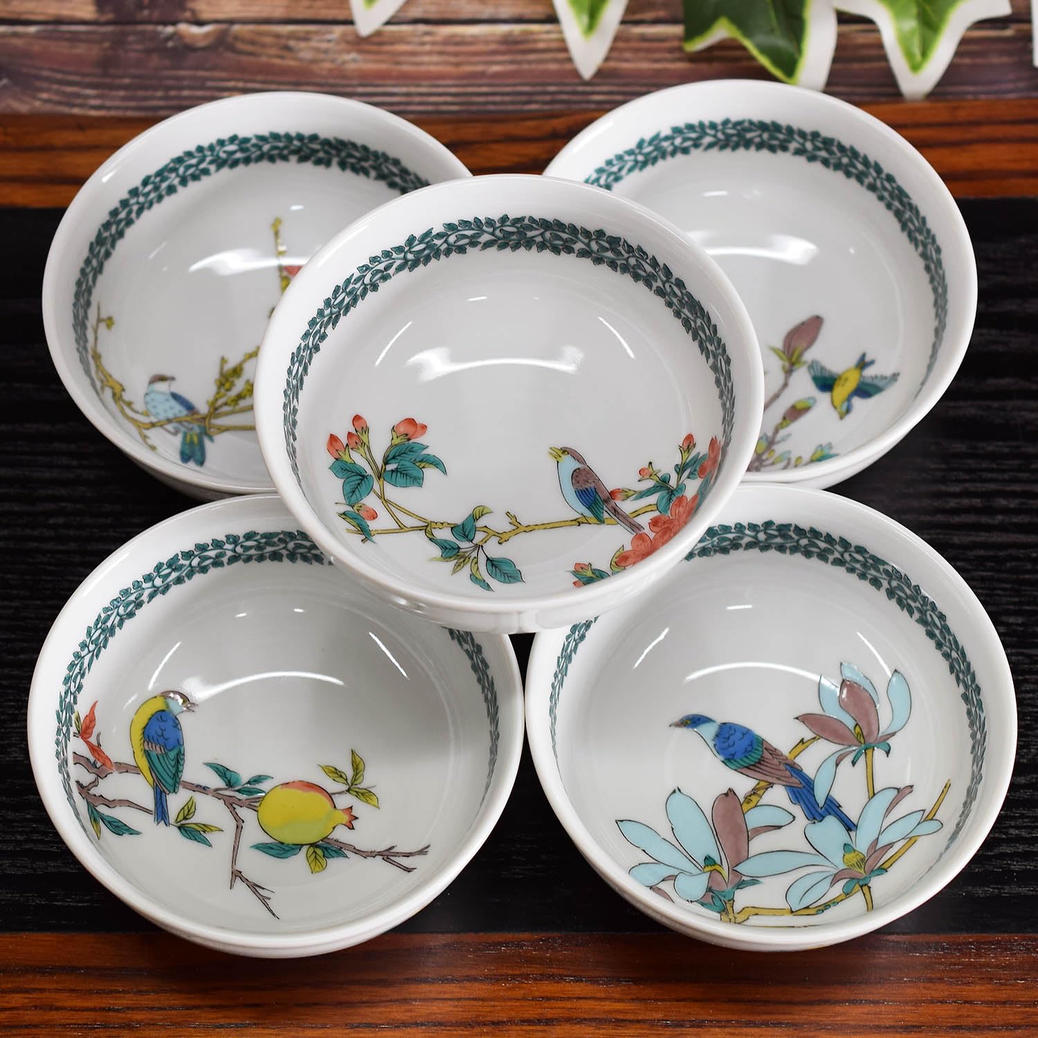 

Кура Ваза Стильный Кутани-Яки Малый Набор Разнообразные Керамические Изделия с Цветами и Птицами Японская Традиционная Японская Подача Сделано в Идеально для Свадьбы и белый