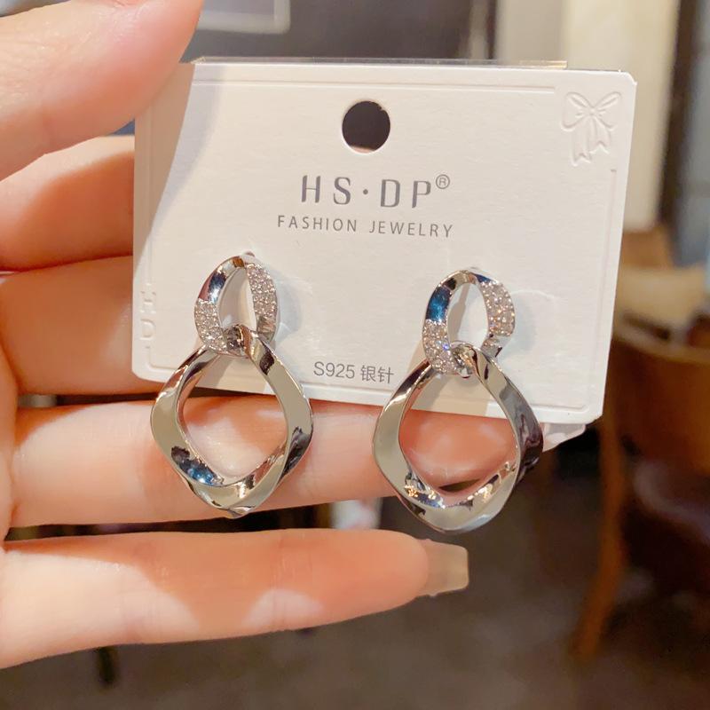 Temperamental and Fashionable Diamond-studded Metal Geometric Earrings for Women, Light Luxury and Cool Style Earrings