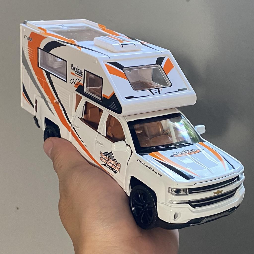 1/32 Chevrolet Blazer Chalet Camping RV SUV Alloy Diecast Model Sound Light Doors Opened Toys Holiday Gifts For Friends Display