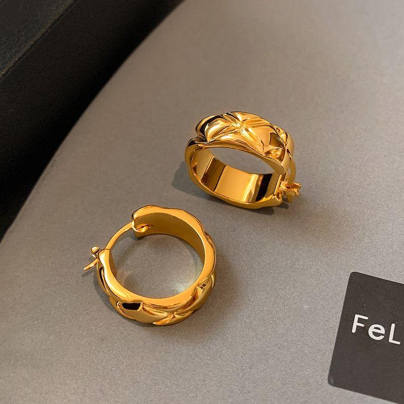 European and American Heavy-Duty Metal Diamond Pattern Plain Hoop Earrings for Women, Light Luxury and High-End Feel, 2026 New Model, Gold Earrings Gold