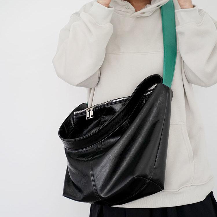 

Повседневная сумка-тоут из мягкой текстурированной кожи с широким плечевым ремнем, в расслабленном стиле, контрастного цвета, унисекс, большой вместимости чёрный